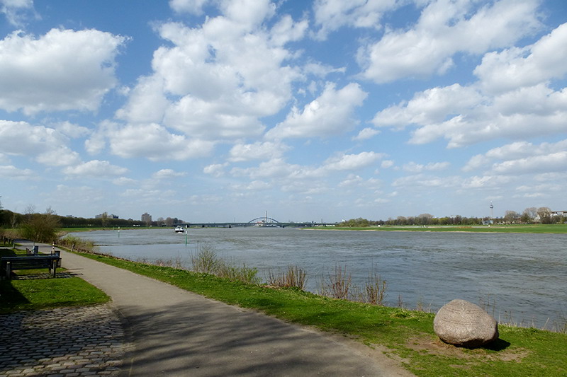 Auf am A7 entlang der Erft zum Rhein